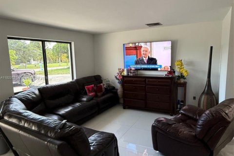 House in Homestead, Florida 5 bedrooms, 152.36 sq.m. № 1788413 - photo 8