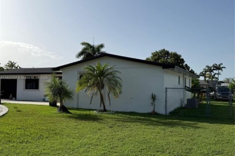House in Homestead, Florida 5 bedrooms, 152.36 sq.m. № 1788413 - photo 2