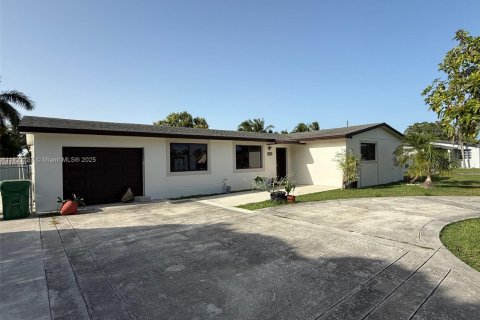 House in Homestead, Florida 5 bedrooms, 152.36 sq.m. № 1788413 - photo 1