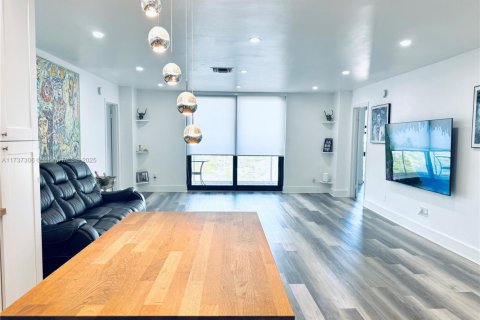 Condo in North Miami, Florida, 2 bedrooms  № 1867301 - photo 3