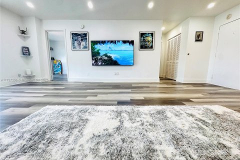 Condo in North Miami, Florida, 2 bedrooms  № 1867301 - photo 9