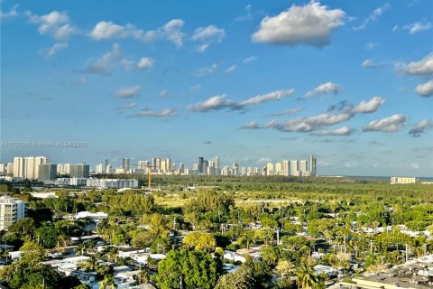 Condo in North Miami, Florida, 2 bedrooms  № 1867301 - photo 12