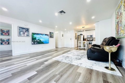 Condo in North Miami, Florida, 2 bedrooms  № 1867301 - photo 1