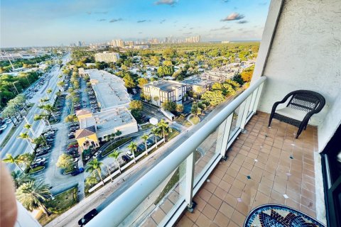 Condo in North Miami, Florida, 2 bedrooms  № 1867301 - photo 17