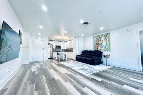 Condo in North Miami, Florida, 2 bedrooms  № 1867301 - photo 4