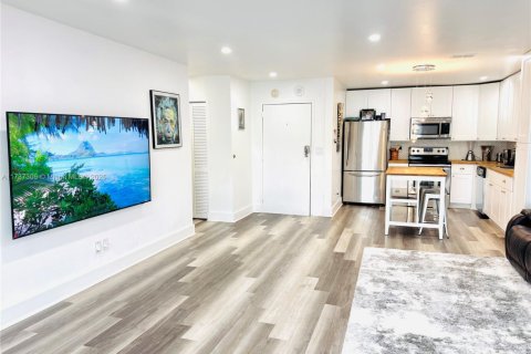Condo in North Miami, Florida, 2 bedrooms  № 1867301 - photo 10