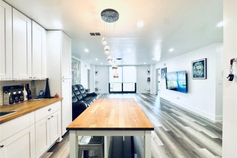 Condo in North Miami, Florida, 2 bedrooms  № 1867301 - photo 8