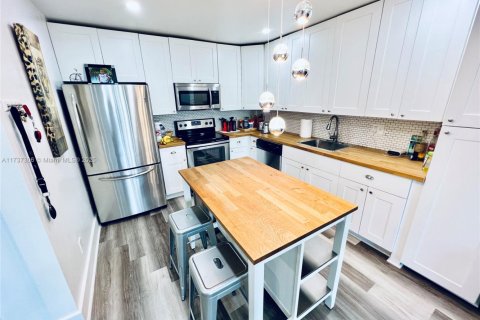 Condo in North Miami, Florida, 2 bedrooms  № 1867301 - photo 15