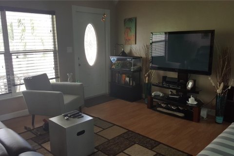 Villa ou maison à louer à Oakland Park, Floride: 3 chambres, 95.5 m2 № 2024249 - photo 2