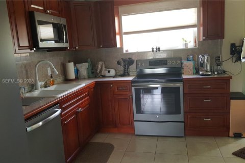 Villa ou maison à louer à Oakland Park, Floride: 3 chambres, 95.5 m2 № 2024249 - photo 4