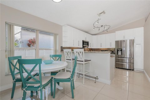Casa en venta en Pembroke Pines, Florida, 4 dormitorios, 194.91 m2 № 2178133 - foto 13