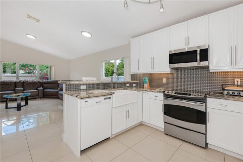 Casa en venta en Pembroke Pines, Florida, 4 dormitorios, 194.91 m2 № 2178133 - foto 11