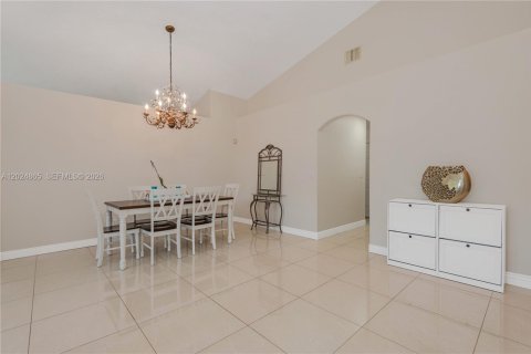 Casa en venta en Pembroke Pines, Florida, 4 dormitorios, 194.91 m2 № 2178133 - foto 4