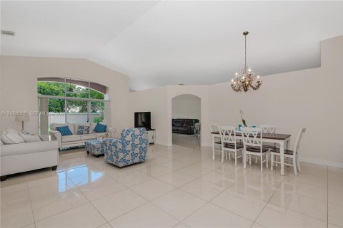 Casa en venta en Pembroke Pines, Florida, 4 dormitorios, 194.91 m2 № 2178133 - foto 8