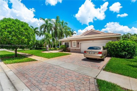 Casa en Pembroke Pines, Florida 4 dormitorios, 194.91 m2 № 2178133