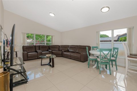 Casa en venta en Pembroke Pines, Florida, 4 dormitorios, 194.91 m2 № 2178133 - foto 17
