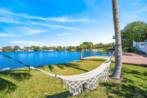 Casa en venta en North Miami Beach, Florida, 5 dormitorios, 301.93 m2 № 2032684 - foto 5