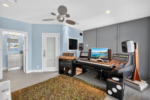 Casa en venta en North Miami Beach, Florida, 5 dormitorios, 301.93 m2 № 2032684 - foto 17