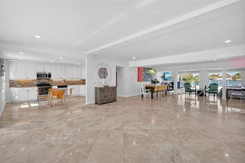 Casa en venta en North Miami Beach, Florida, 5 dormitorios, 301.93 m2 № 2032684 - foto 9