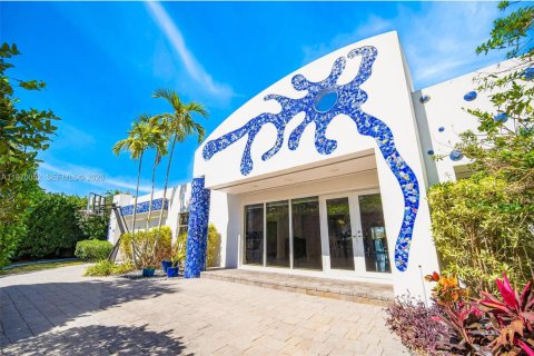 Casa en venta en North Miami Beach, Florida, 5 dormitorios, 301.93 m2 № 2032684 - foto 4