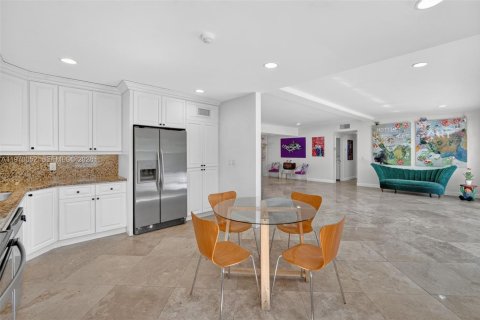 Casa en venta en North Miami Beach, Florida, 5 dormitorios, 301.93 m2 № 2032684 - foto 7