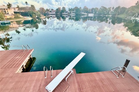 Casa en venta en North Miami Beach, Florida, 5 dormitorios, 301.93 m2 № 2032684 - foto 25