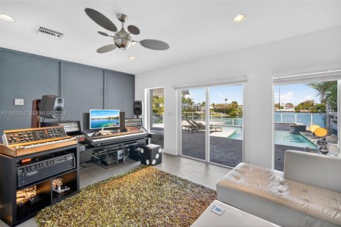Casa en venta en North Miami Beach, Florida, 5 dormitorios, 301.93 m2 № 2032684 - foto 16