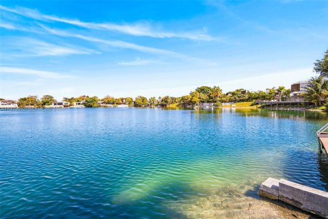 Casa en venta en North Miami Beach, Florida, 5 dormitorios, 301.93 m2 № 2032684 - foto 24