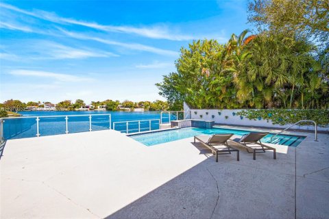 Casa en venta en North Miami Beach, Florida, 5 dormitorios, 301.93 m2 № 2032684 - foto 21