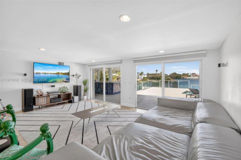 Casa en venta en North Miami Beach, Florida, 5 dormitorios, 301.93 m2 № 2032684 - foto 10