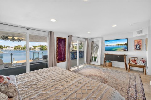 Casa en venta en North Miami Beach, Florida, 5 dormitorios, 301.93 m2 № 2032684 - foto 11