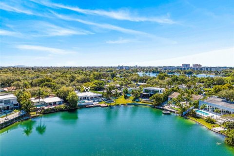 House in North Miami Beach, Florida 5 bedrooms № 2032684