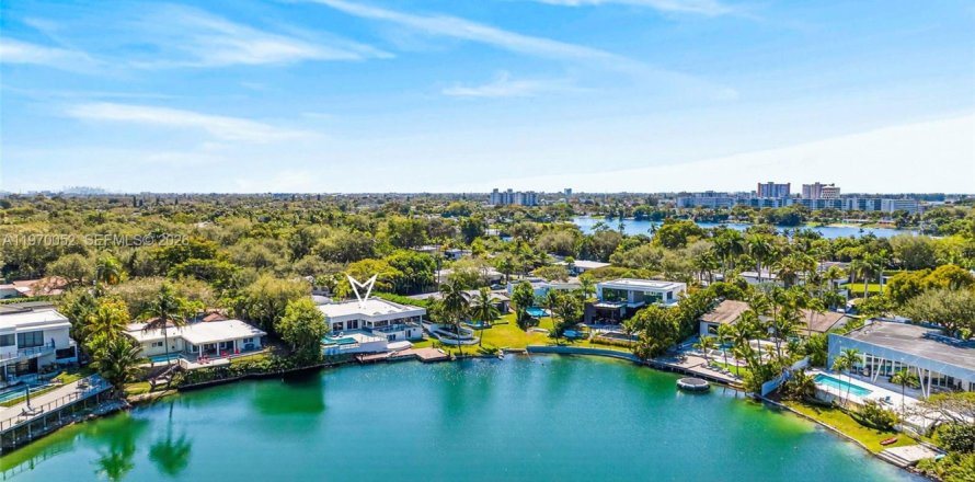 House in North Miami Beach, Florida 5 bedrooms № 2032684