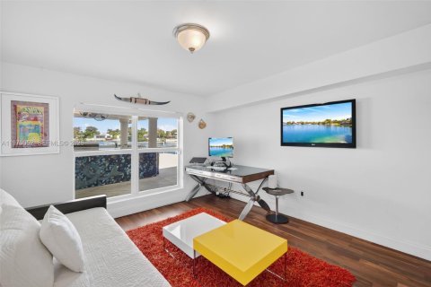 Casa en venta en North Miami Beach, Florida, 5 dormitorios, 301.93 m2 № 2032684 - foto 15