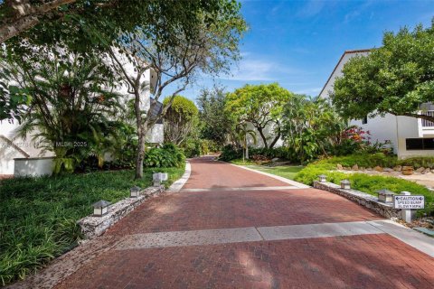 Townhouse in Miami, Florida 5 bedrooms, 374.86 sq.m. № 1836357 - photo 22
