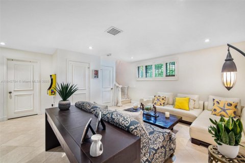 Townhouse in Miami, Florida 5 bedrooms, 374.86 sq.m. № 1836357 - photo 26