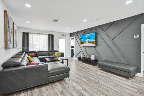 Villa ou maison à louer à Hollywood, Floride: 3 chambres, 148.64 m2 № 1980076 - photo 11