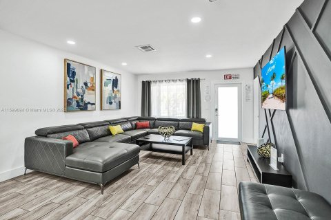 Villa ou maison à louer à Hollywood, Floride: 3 chambres, 148.64 m2 № 1980076 - photo 10