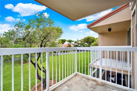 Condo in Doral, Florida, 3 bedrooms  № 1954938 - photo 13