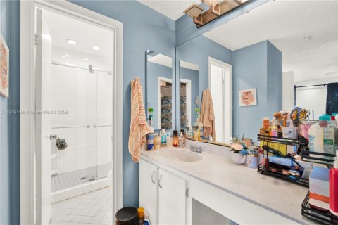 Condo in Doral, Florida, 3 bedrooms  № 1954938 - photo 24