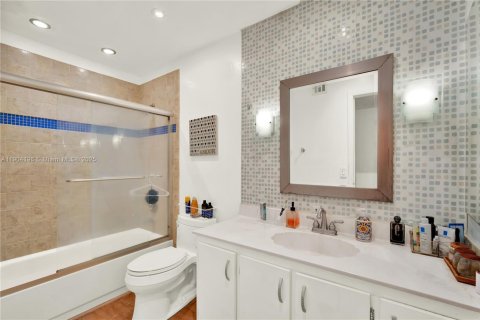 Condo in Doral, Florida, 3 bedrooms  № 1954938 - photo 26