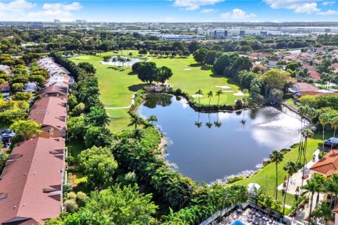 Condo in Doral, Florida, 3 bedrooms  № 1954938 - photo 2