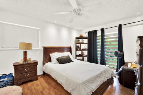 Condo in Doral, Florida, 3 bedrooms  № 1954938 - photo 18