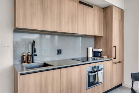 Condo in Miami, Florida, 2 bedrooms № 2252444 - photo 16