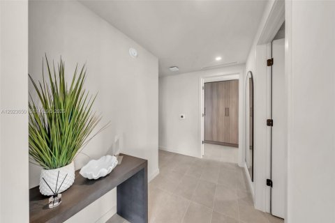 Condo in Miami, Florida, 2 bedrooms № 2252444 - photo 2