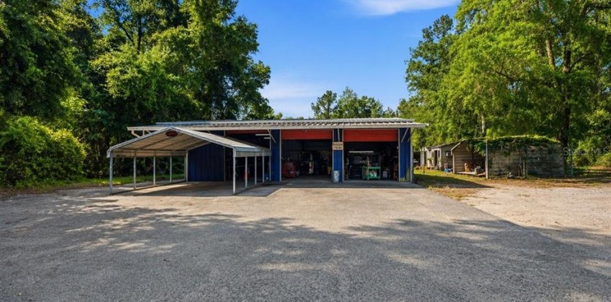 Commercial property in Alachua, Florida № 2098875