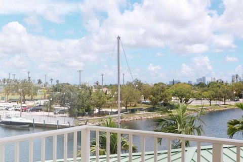 Кондоминиум с 2 спальнями в Майами, Флорида № 1997487