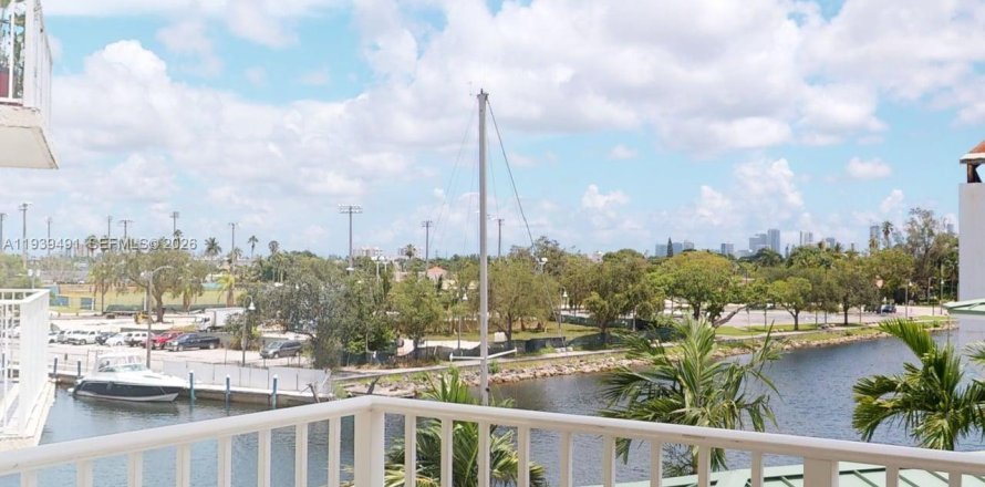 Кондоминиум с 2 спальнями в Майами, Флорида № 1997487