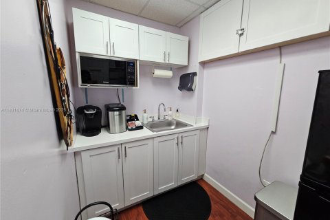 Commercial property in North Miami, Florida № 1809496 - photo 12