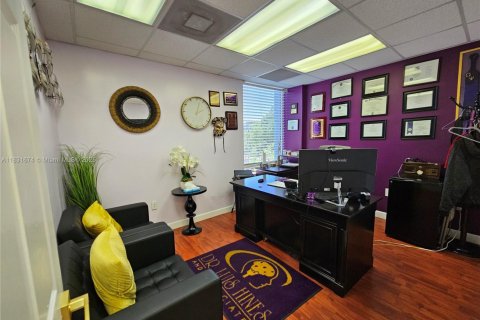 Commercial property in North Miami, Florida № 1809496 - photo 8